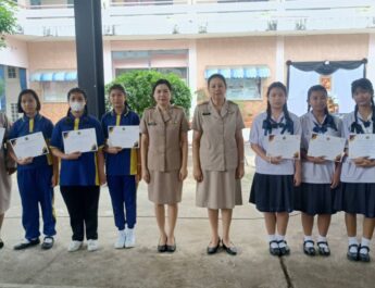 ตัวแทนนักเรียนชั้น ประถมศึกษาปีที่ 4-6 และมัธยมศึกษาปีที่ 1-3 เข้าร่วมการแข่งขันตอบปัญหาสารานุกรมไทยสำหรับเยาวชน