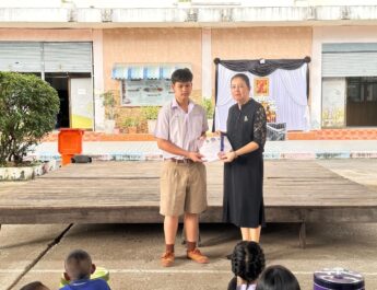 ผู้อำนวยการสถานศึกษามอบเกียรติบัตรให้กับนักเรียน ในการประกวดแข่งขันสมรรถนะความฉลาดรู้ตามแนวทางการประเมิน PISA ระดับประเทศ