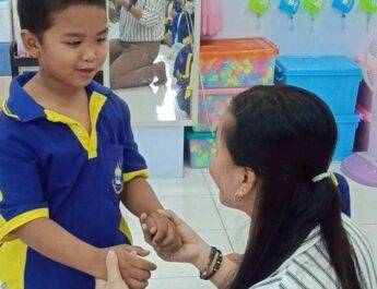 เด็ก ๆ ชั้นอนุบาลกำลังฝึกทักษะการทักทายไปพร้อมกับ Teacher Lyn