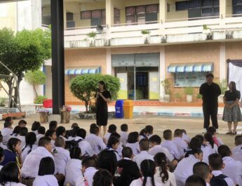 นางสาวธณภร ม่วงศรจันทร รองผู้อำนวยการสถานศึกษา ได้กล่าวต้อนรับคุณครูทั้ง 2 ท่าน ในโอกาสเข้าปฏิบัติหน้าที่