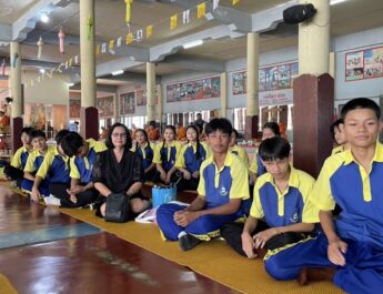 นักเรียนชั้นมัธยมศึกษาปีที่ 3 ร่วมทำบุญเนื่องในวันพระ
