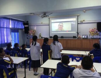 ทดสอบระบบการประชุมทางไกล (Video Conference) ร่วมกับคณะครูและนักเรียนจากโรงเรียนประถมมินามิมิโนวะ หมู่บ้านมินามิมิโนวะ ประเทศญี่ปุ่น