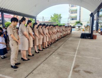 ยืนสงบนิ่งเพื่อถวายความอาลัยและน้อมรำลึกในพระมหากรุณาธิคุณ